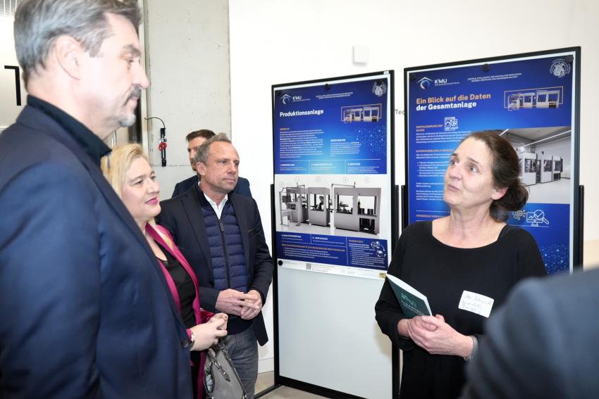 Minister Glauber und Ministerpräsident Söder folgen dem Vortrag bei der Eröffnung des Innovationszentrums im Cleantech Innovation Park