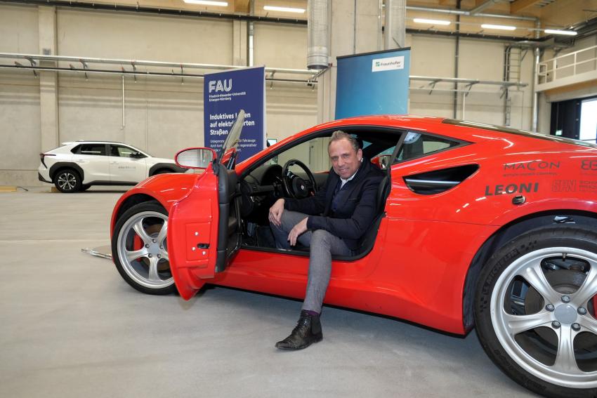 Minister Glauber sitzt im roten Auto