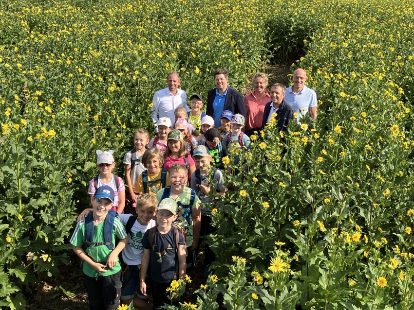 Gruppenfoto u. a. mit Umweltminister Thorsten Glauber im Silphie-Labyrinth.
