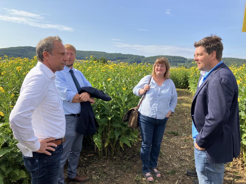 Umweltminister Thorsten Glauber im Gespräch.