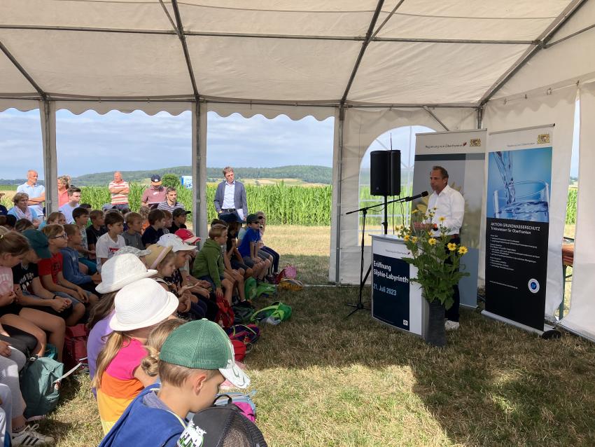 Umweltminister Thorsten Glauber steht am Rednerpult.
