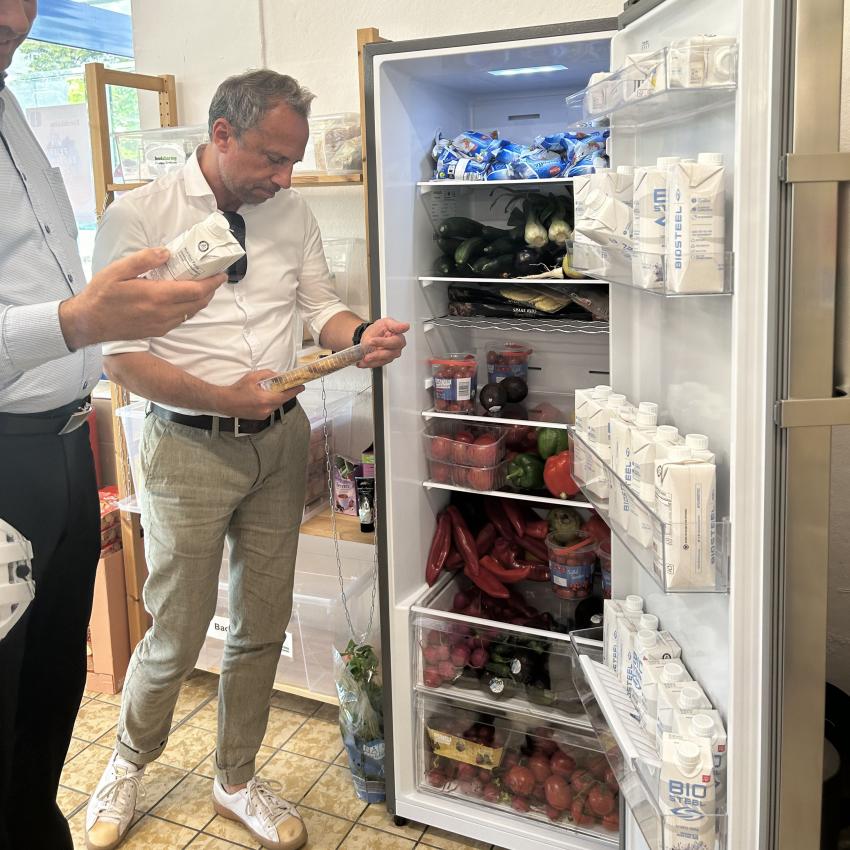 Umweltminister Thorsten Glauber schaut sich ein Produkt aus dem Fairteiler an