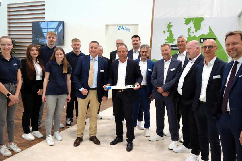 Umweltminister Thorsten Glauber erhält eine personalisierte Wasserwaage von der GSB Sonderabfall-Entsorgung Bayern GmbH