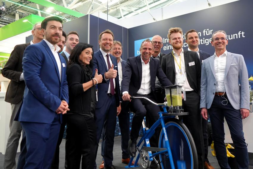 Gruppenbild mit Umweltminister Thorsten Glauber auf dem Smoothie-Bike