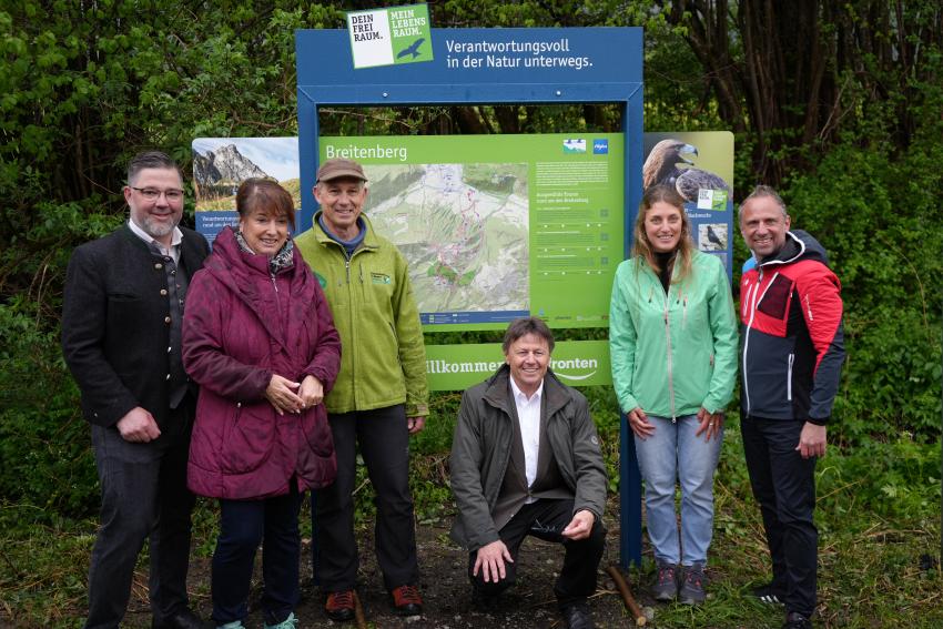 von rechts nach links: Umweltminister Thorsten Glauber, Antonia Weiler, Projektleitung Besuchermanagement, Alfons Haf, Erster Bürgermeister der Gemeinde Pfronten, Thomas Hennemann, Gebietsbetreuer Ostallgäu, Maria Rita Zinnecker, Landrätin des Ostallgäus,  und Andreas Kaufmann, Abgeordneter für das Ostallgäu (CSU)