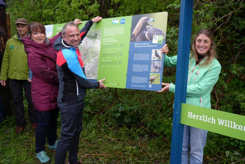 Heute wurde die erste große Übersichtstafel der Besucherlenkungskampagne im Landkreis Ostallgäu an der Talstation der Pfrontener Breitenbergbahn präsentiert. 
