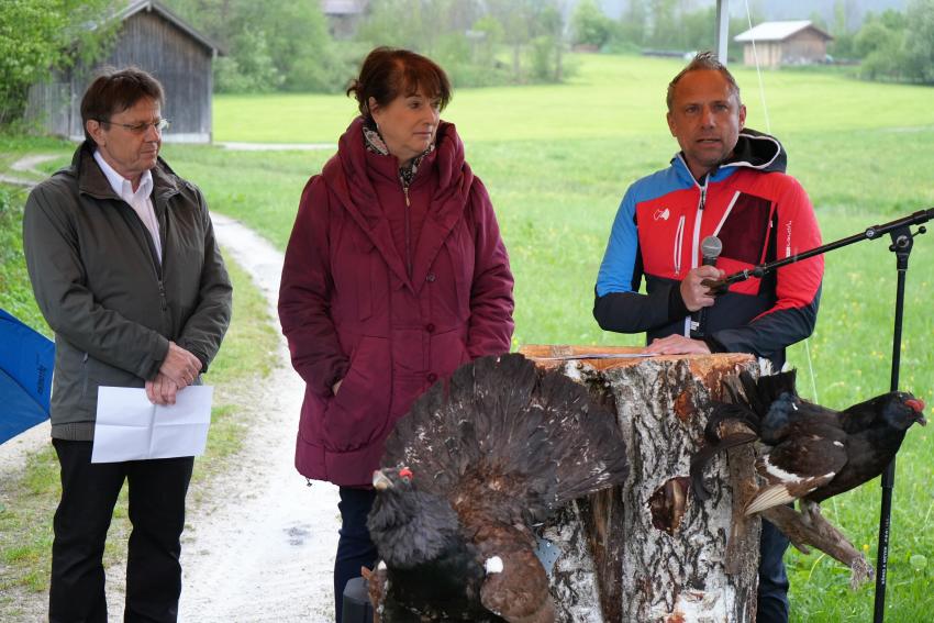 Umweltminister Thorsten Glauber hält ein Grußwort bei der Eröffnungsfeier Dein Freiraum. Mein Lebensraum. Auf dem Bild zu sehen sind von rechts Umweltminister Thorsten Glauber, Maria Rita Zinnecker, Landrätin des Ostallgäus, und Alfons Haf, Erster Bürgermeister der Gemeinde Pfronten