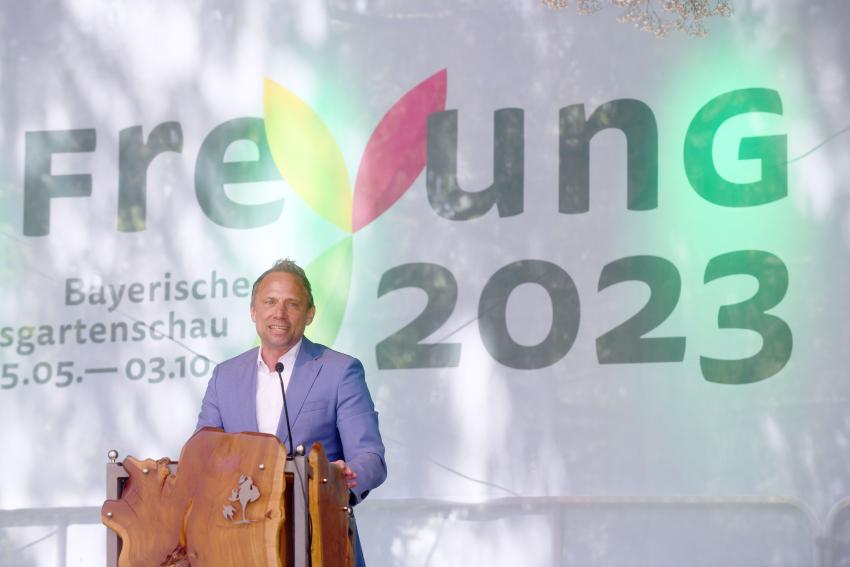 Umweltminister Thorsten Glauber spricht am Rednerpult