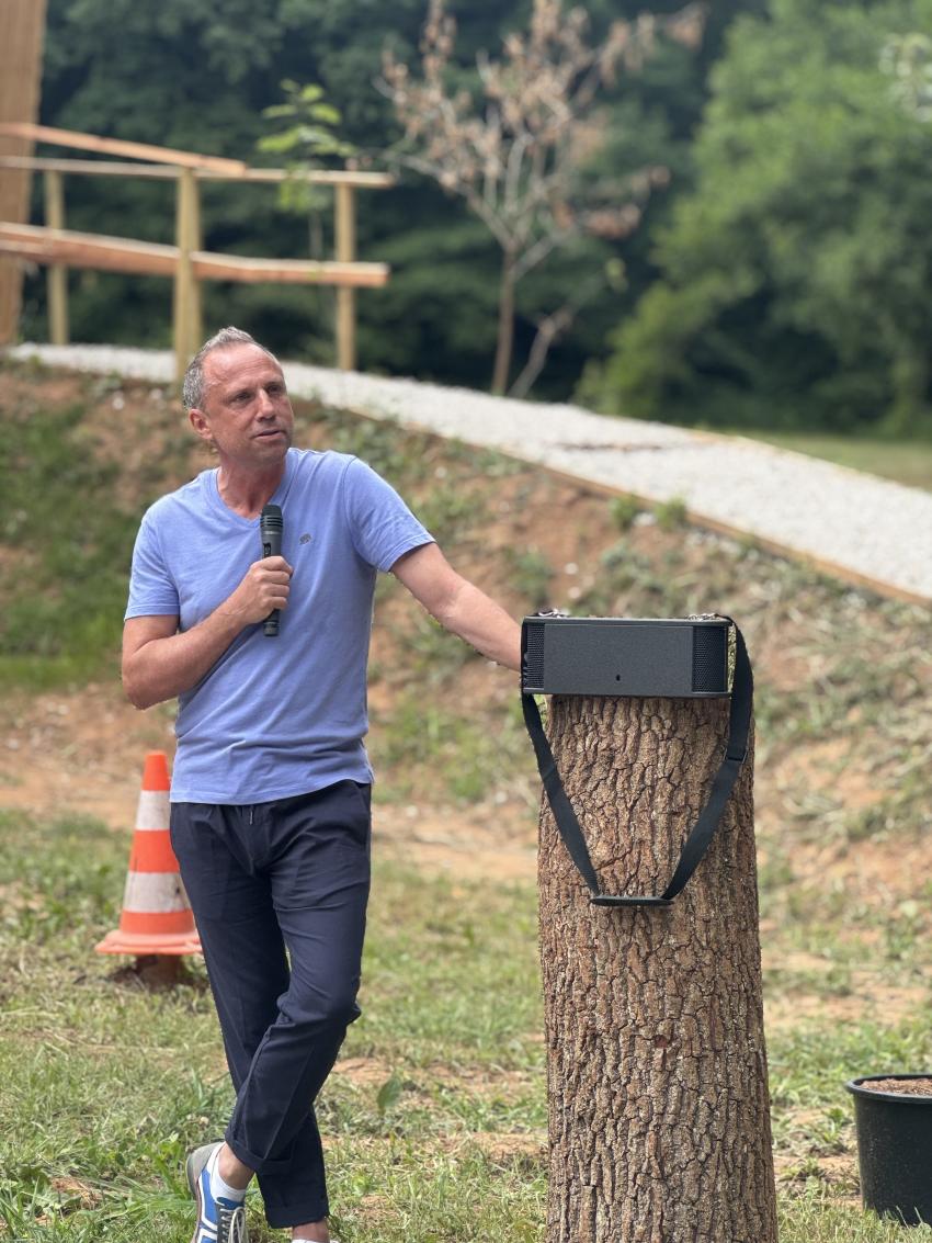 Minister Glauber bei der Eröffnungsrede beim Waldkindergarten in Pinzberg
