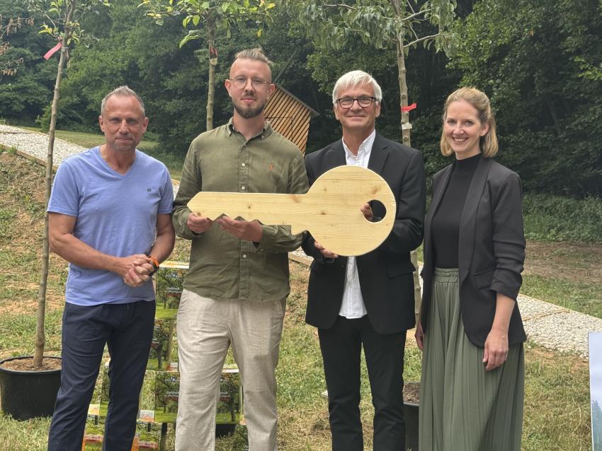 Gruppenfoto Schlüsselübergabe mit Minister Glauber und Frau Bürgermeisterin Simmerlein