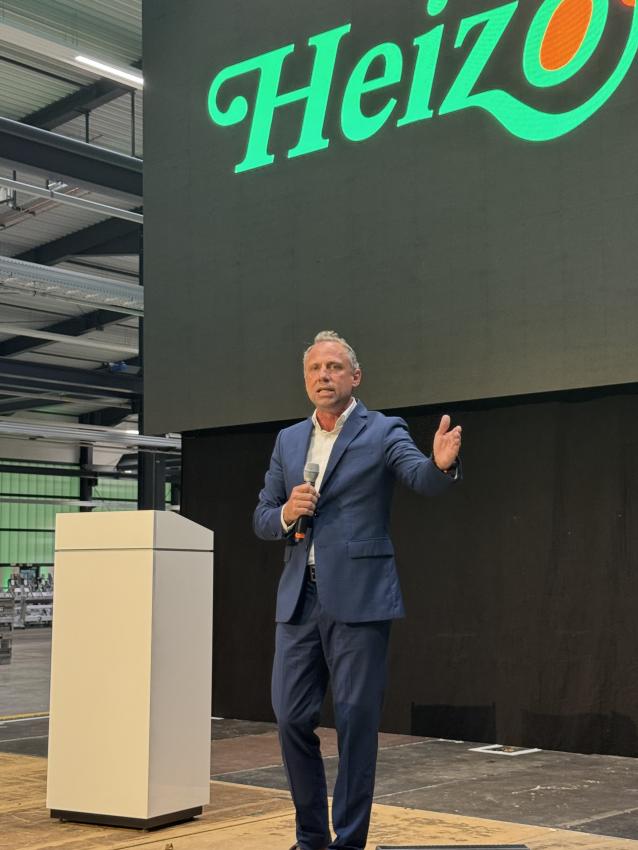 Umweltminister Thorsten Glauber spricht ein Grußwort auf der Eröffnungsveranstaltung der Fa. Heizomat in Heidenheim.