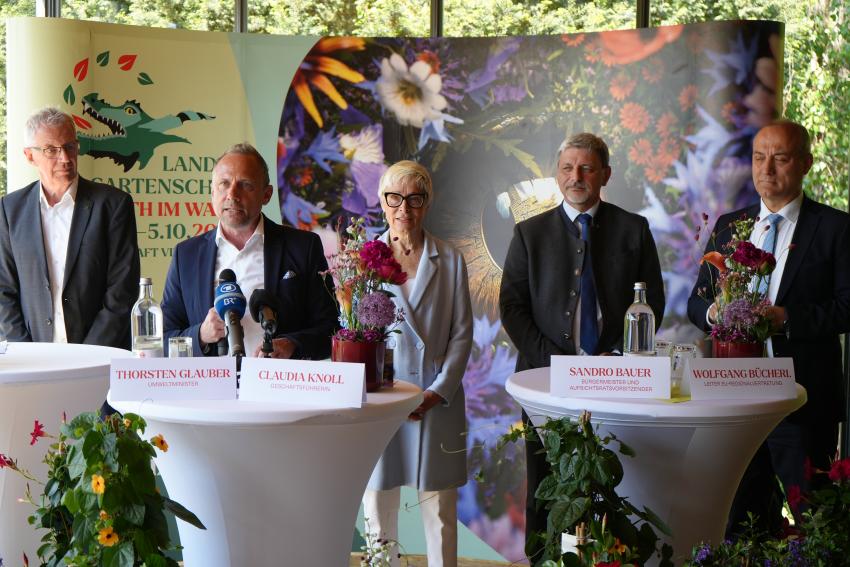 Auf dem Bild zu sehen sind von links nach rechts: Hermann Berchtenbreiter, Präsident des Bayerischen Gärtnereiverbandes, Umweltminister Thorsten Glauber,  Claudia Knoll, Geschäftsführerin der Landesgartenschau Furth im Wald 2025 gGmbH, Sandro Bauer, Bürgermeister der Stadt Furth im Wald und Aufsichtsratsvorsitzender der Furth im Wald 2025 gGmbH, und Wolfgang Bücherl, Leiter der EU-Regionalvertretung für Baden-Württemberg und Bayern