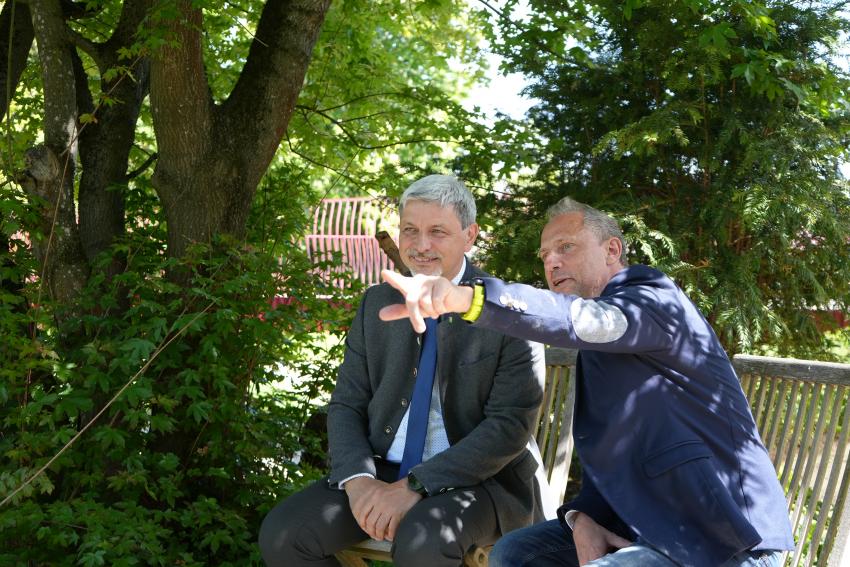 Umweltminister Thorsten Glauber (rechts) mit Sandro Bauer, Bürgermeister der Stadt Furth im Wald und Aufsichtsratsvorsitzender der Furth im Wald 2025 gGmbH
