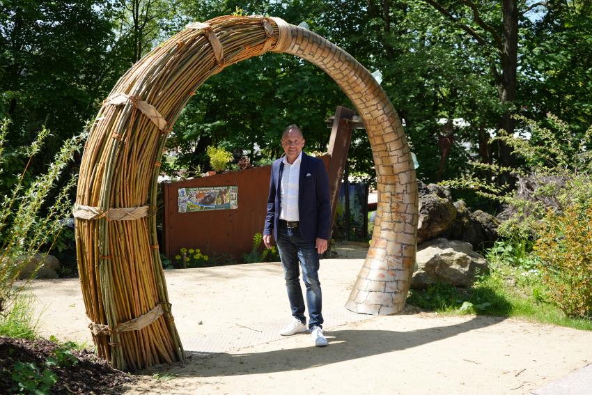 Umweltminister Thorsten Glauber auf dem Gelände der Landesgartenschau Furth im Wald