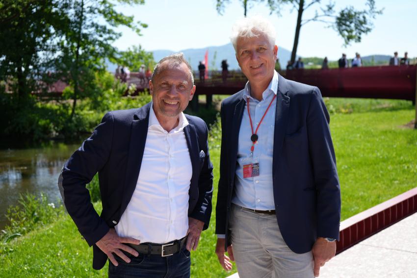 Umweltminister Thorsten Glauber mit Martin Richter-Liebald, Geschäftsführer der Bayerischen Landesgartenschau GmbH