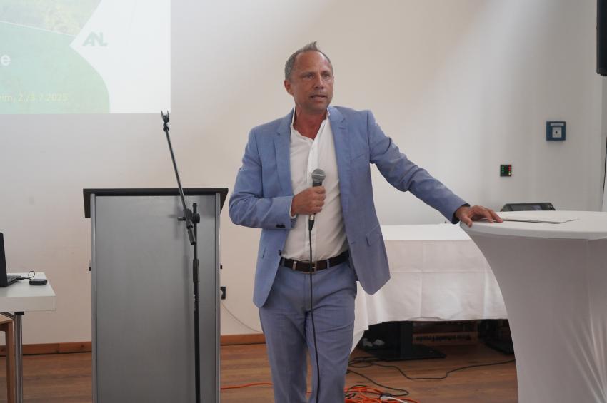 Umweltminister Thorsten Glauber hält eine Rede zu den Wässerwiesen