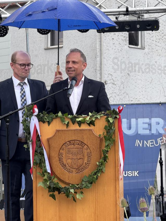 Minister Glauber hält eine Rede