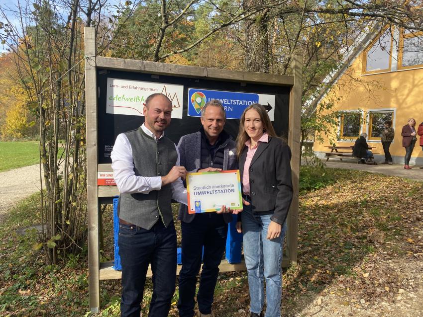 v. l. n. r.: Vorsitzender KJR Nürnberger Land Maurizio Schneider, Umweltminister Thorsten Glauber und Alicia Vasilovici.