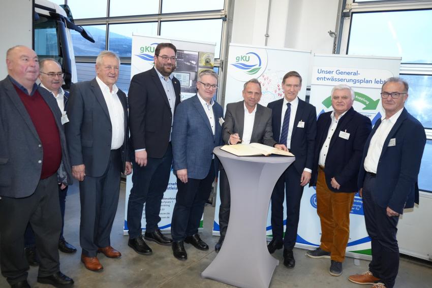 Minister Glauber bei der feierlichen Übergabe des neuen Kanal-Inspektionsfahrzeugs in Niederwinkling