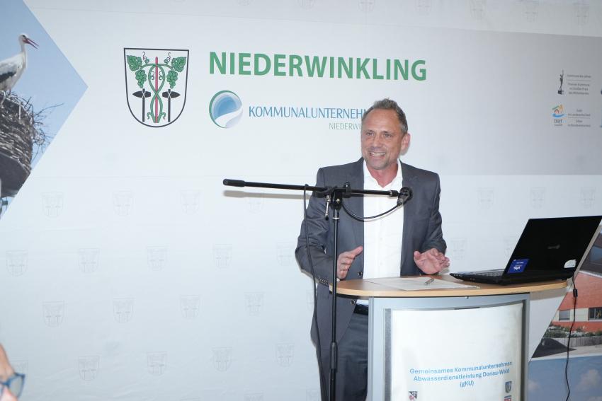 Minister Glauber hält eine Rede