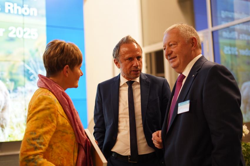 © Lea Hohmann, Bayerns Umweltminister Thorsten Glauber im Gespräch mit Thomas Bold, Landrat des Landkreises Bad Kissingen