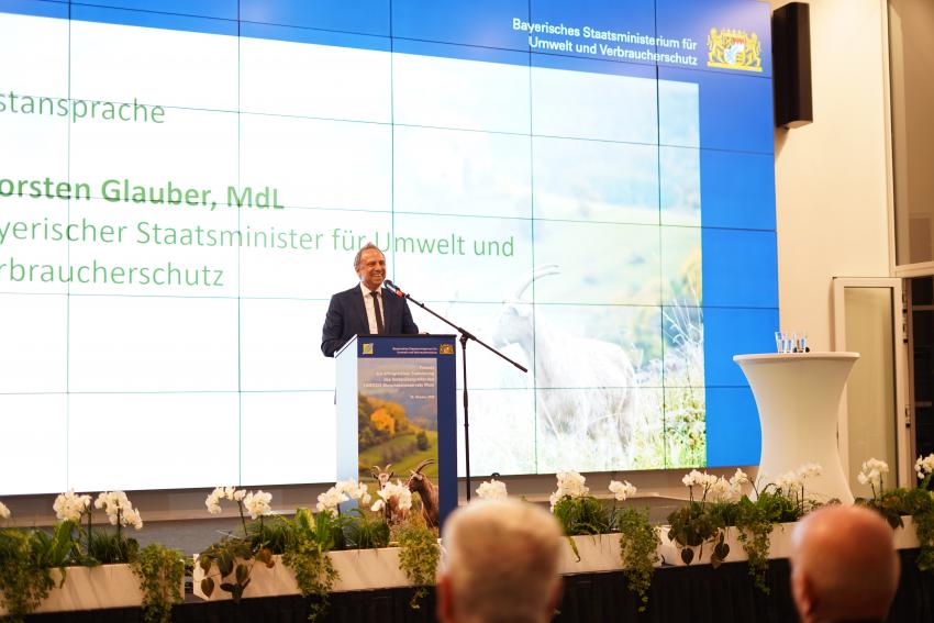 © Lea Hohmann, Umweltminister Thorsten Glauber am Rednerpult