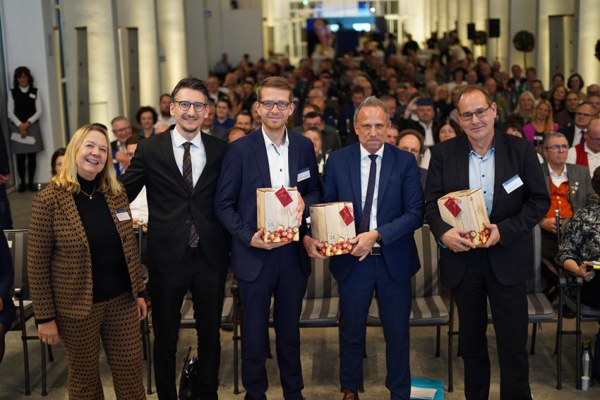 © Lea Hohmann, von links nach rechts: Andrea Schallenkammer (Kurdirektorin Staatsbad Bad Brückenau), Jan-Malte Marberg (Erster Bürgermeister der Stadt Bad Brückenau), Umweltminister Thorsten Glauber