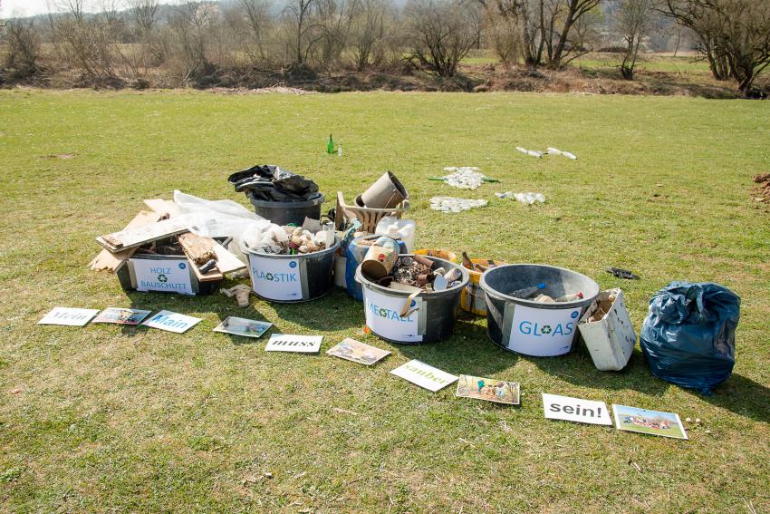 Gesammelter Müll am Flussufer (Urheber: Thomas Ochs/Flussparadies Franken)