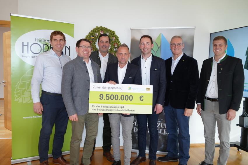 Umweltminister Thorsten Glauber hat einen Förderbescheid an den Bewässerungsverband Hallertau übergeben