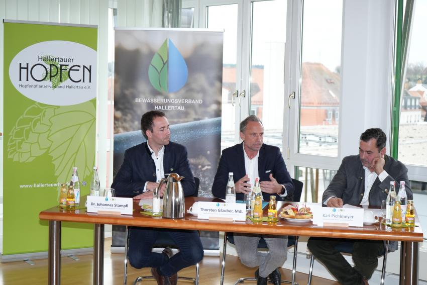 von links nach rechts: Dr. Johannes Stampfl, Verbandsvorsteher Bewässerungsverband Hallertau KöR, Umweltminister Thorsten Glauber, Karl Pichlmeyer, Vorsitzender Hopfenpflanzerverband Hallertau e.V. 