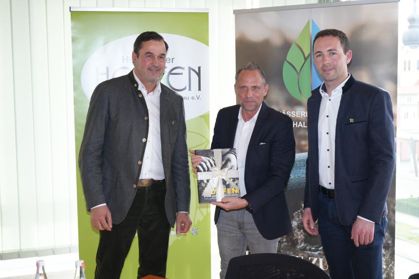 von links nach rechts:  Karl Pichlmeyer, Vorsitzender Hopfenpflanzerverband Hallertau e.V., Umweltminister Thorsten Glauber, Dr. Johannes Stampfl, Verbandsvorsteher Bewässerungsverband Hallertau KöR