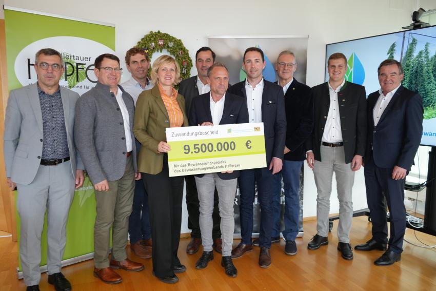 Gruppenfoto der Förderbescheidübergabe durch Umweltminister Thorsten Glauber an den Bewässerungsverband Hallertau