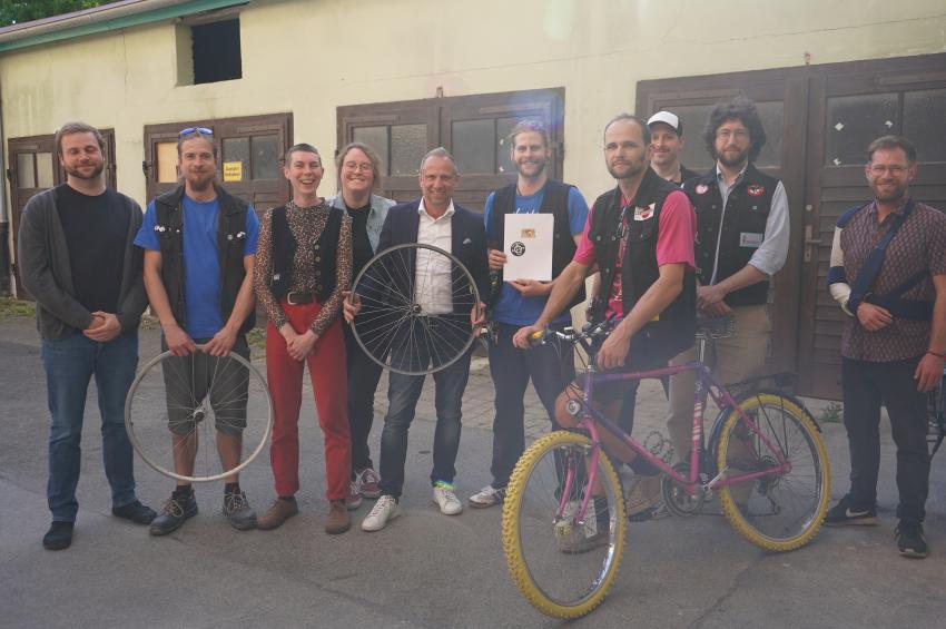 Staatsminister für Umwelt- und Verbraucherschutz Thorsten Glauber übergibt einen Förderbescheid an die Reparaturinitiative Bicycle Liberation Front (BLF), sie setzen sich ehrenamtlich für einen nachhaltigen Konsum, Ressourcenschonung und Abfallvermeidung ein.