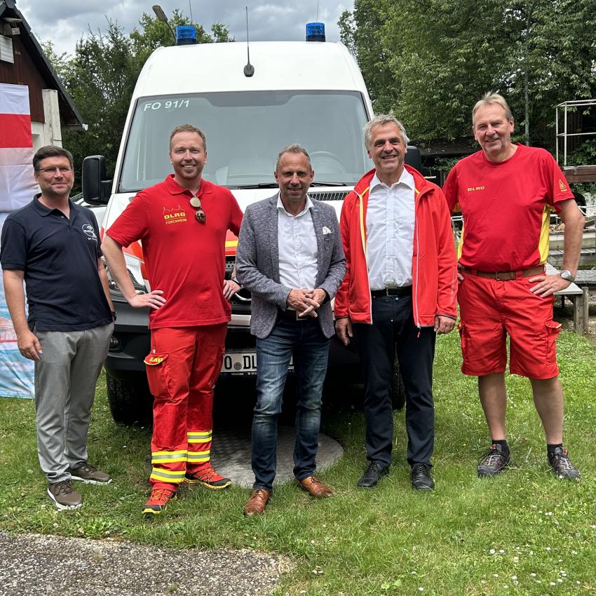 Umweltminister Thorsten Glauber mit der DLRG - Ortsverband Forchheim