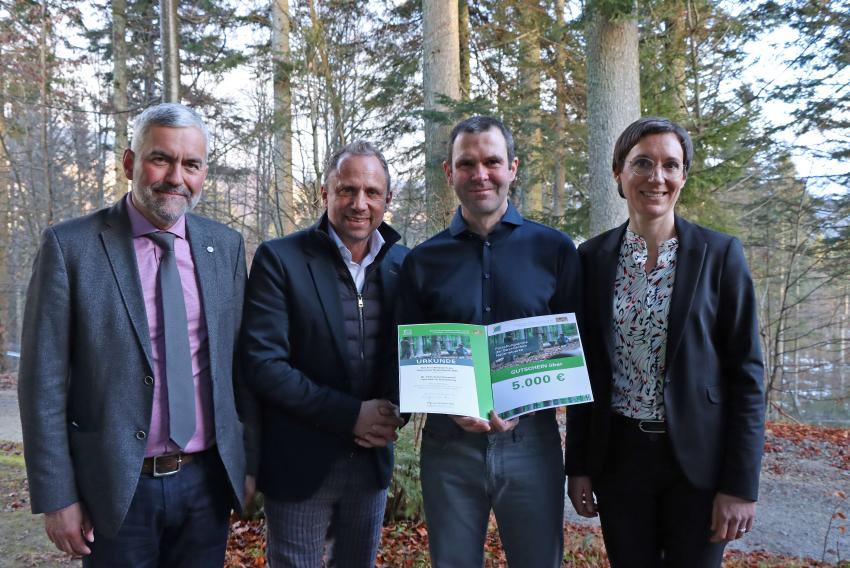 Gruppenfoto von der Veranstaltung zur Verleihung des 1. Bayerischen Nationalparkforschungspreises für innovative Forschungsprojekte in den Nationalparken Bayerischer Wald und Berchtesgaden, v. l.: Dr. Roland Baier (Leiter des Nationalparks Berchtesgaden), Umweltminister Thorsten Glauber, Preisträger Dr. Christian von Hoermann von und zu Guttenberg und Ursula Schuster (Leiterin des Nationalparks Bayerischer Wald).