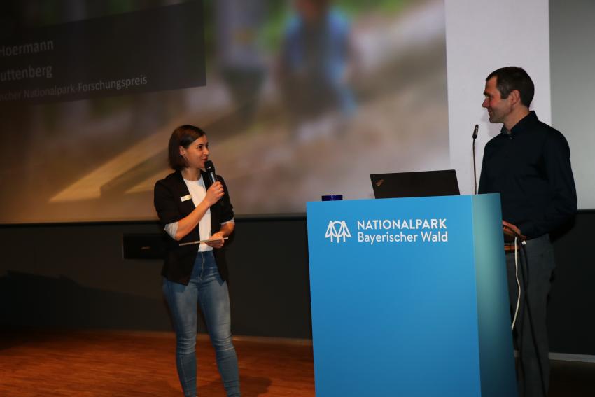 Am Rednerpult steht Herr Dr. Christian von Hoermann.