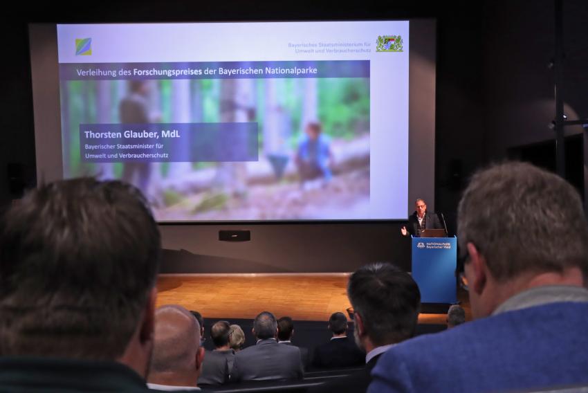 Umweltminister Thorsten Glauber hält eine Rede bei der Verleihung des Forscherpreises der Bayerischen Nationalparke Bayerischer Wald und Berchtesgaden.