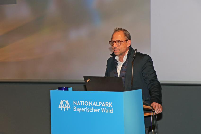 Umweltminister Thorsten Glauber hält eine Rede bei der Verleihung des Forscherpreises der Bayerischen Nationalparke Bayerischer Wald und Berchtesgaden.