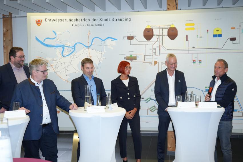 Minister Glauber bei dem Forschungsprojekt NEON auf der Kläranlage Straubing