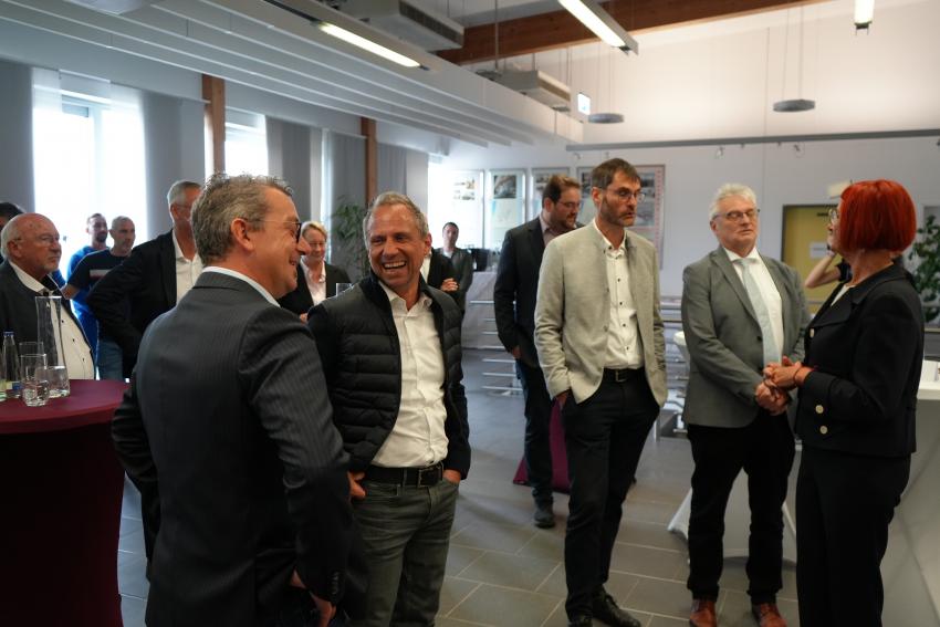 Minister Glauber bei der Kläranlage in Straubing