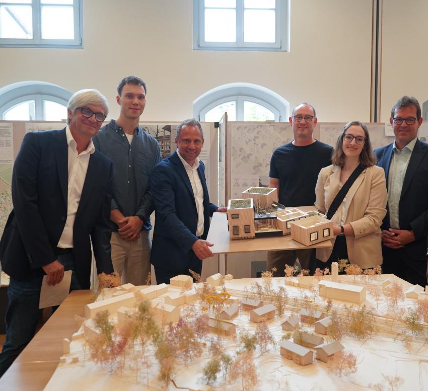 von links nach rechts: Prof. Dr. Rainer Hirth, Leiter des Forschungsvorhabens, Hochschule Coburg, Herr Swoboda, Planverfasser, Umweltminister Thorsten Glauber, André Rösch, Architekt, Frau Engel, Planverfasserin und Jürgen Gäbelein, Erster Bürgermeister der Gemeinde Redwitz a.d. Rodach