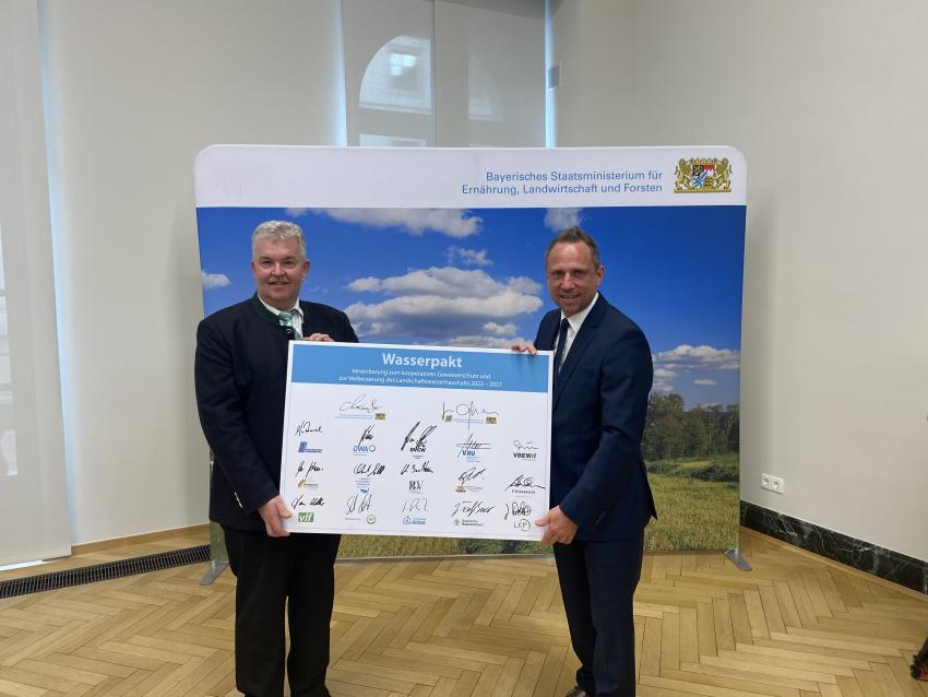Umweltminister Glauber und Amtschef Bittlmayer mit unterzeichnetem Wasserpakt
