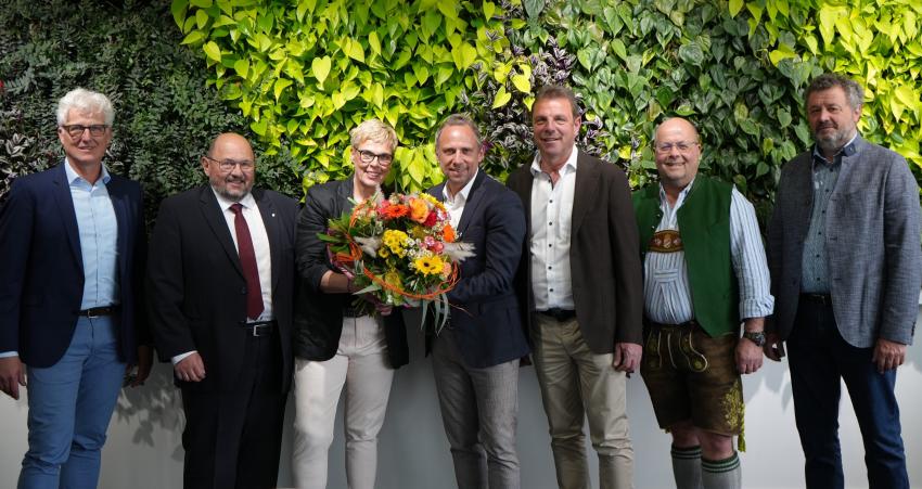Umweltminister Thorsten Glauber bekommt von dem Bayerischen Gärtnerei-Verband e.V. einen Frühlingsgruß überreicht.
