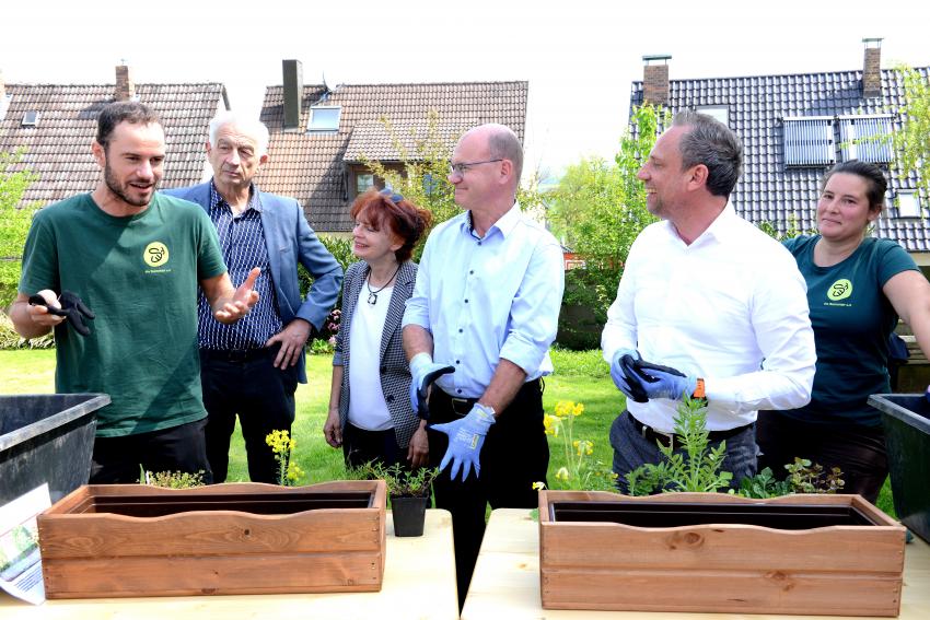 Der Bayreuther Verein Die Summer e.V. präsentiert eine insektenfreundliche Balkonbepflanzung mit tatkräftiger Unterstützung von Dr. Norbert Schäffer, Vorsitzender des Landesbund für Vogelschutz in Bayern (Mitte) und Umweltminister Thorsten Glauber (rechts).