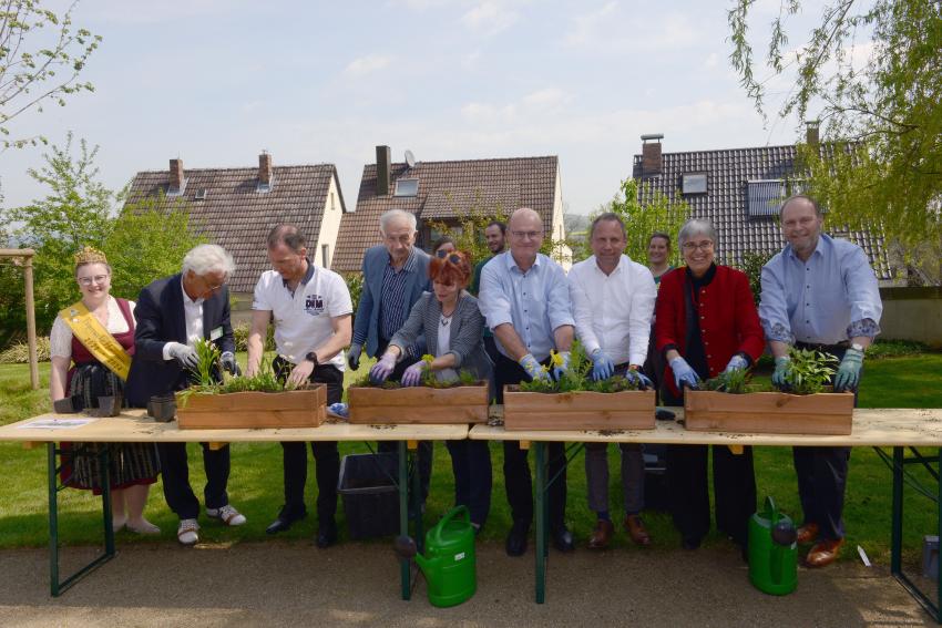 Umweltminister Thorsten Glauber beim gemeinsamen Bepflanzen der Balkonkästen