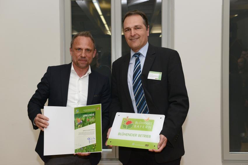 links: Umweltminister Thorsten Glauber mit Stefan Beil, Vorsitzender der Geschäftaführung der Agentur für Arbeit, Würzburg