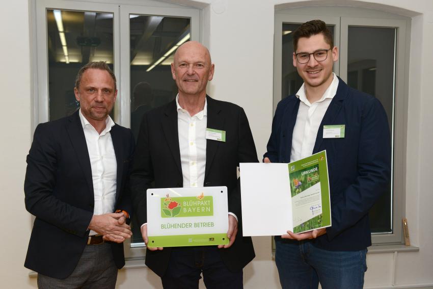 links: Umweltminister Thorsten Glauber mit den Geschäftsführern der Elektro Weininger GmbH & Co.KG, Harald Weininger und Michael Dorfner