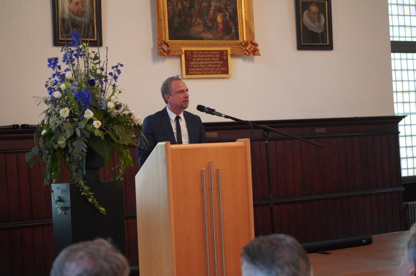 Minister Glauber hält eine Rede bei der FWO Jubiläumsveranstaltung