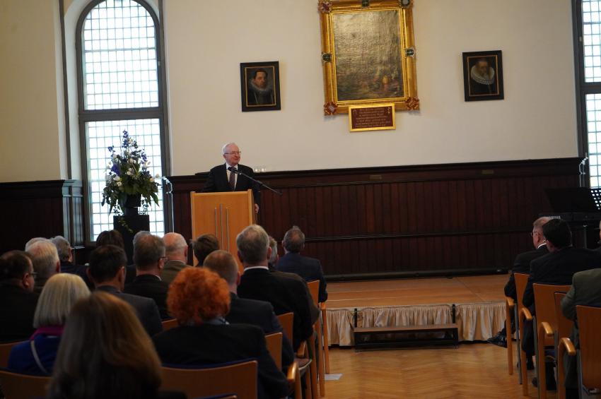 Altlandrat Dr. Heinz Köhler hält eine Rede