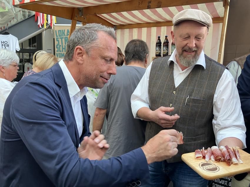 Minister Glauber probiert